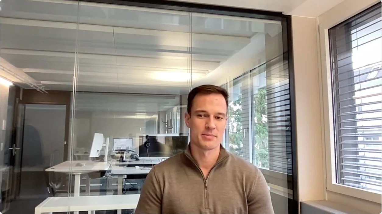 Yves Maurer begrüsst neue Mitarbeitende im ersten Schulungsvideo