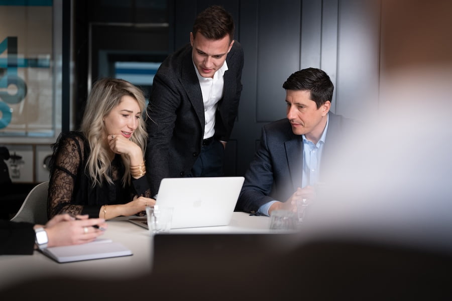 Das Team der Alpinum Accounting AG bei der Arbeit